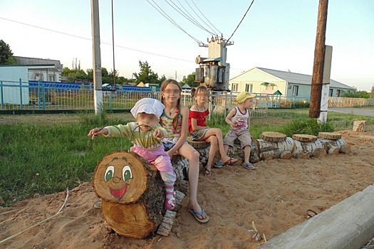 В Волгоградской области мать почти год не может вернуть четырех приемных детей