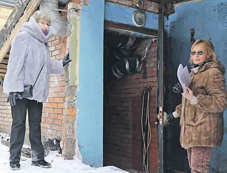 Двор начали освобождать от бесхозного сарая