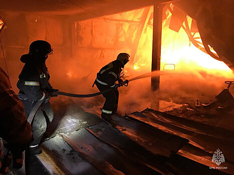 Обрушилась кровля: большой пожар потушили во Владивостоке