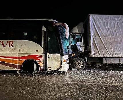 Автобус врезался в грузовик на дороге Самбек &ndash; Матвеев Курган