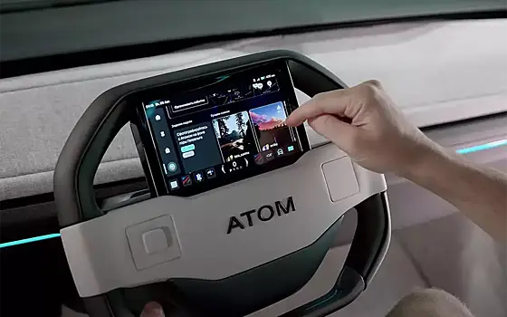 Разработчик объяснил, почему у электромобиля "Атом" дисплей на руле