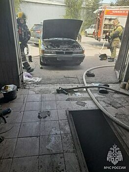 На Дзержинского загорелся автосервис, один из ремонтников получил ожоги