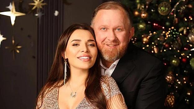 Экс-супруга шефа Ивлева снялась в прозрачном мини-платье после развода