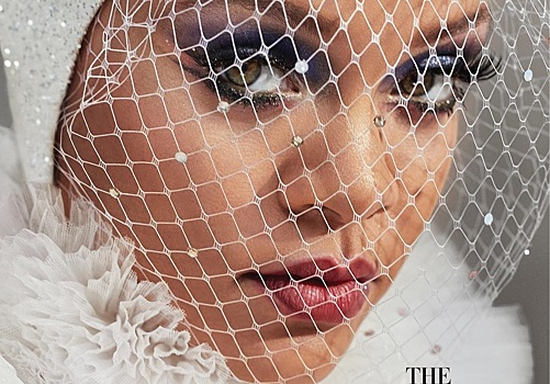 Сияющий шлем и вуаль со стразами: Рианна в образе fashion-фехтовальщицы снялась для обложки Harper's Bazaar