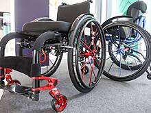 Сотрудница клиники отказалась принять девушку на инвалидной коляске