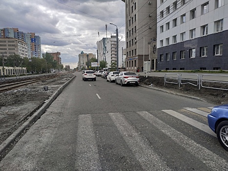 В Челябинске «по-тихому» возобновили установку бордюров вдоль трамвайных путей