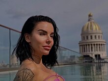 Солистка группы «Тату» сфотографировалась в откровенном бикини