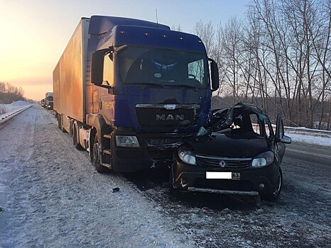 В Самараской области легковушка влетела в фуру МАН