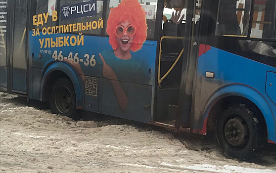В Рязани на нечищеной дороге застряла маршрутка №47
