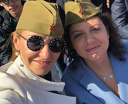 Екатерина Климова и Татьяна Навка привели детей на Парад Победы