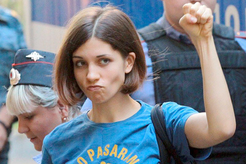 Группа "Pussy Riot" до поры до времени была известна лишь крайне узкому кругу людей, однако после их скандального выступления в храме Христа Спасителя девушки прославились на весь мир. И не благодаря талантам, а, скорее, из-за активного тиражирования темы в СМИ и громких судебных дел против юных звезд.