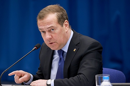 Медведев призвал «изничтожить» школьные туалеты на улице