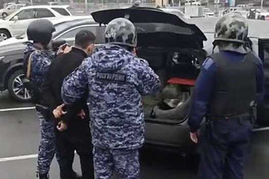Во Владивостоке из-за двух мужчин с оружием эвакуировали торговый центр