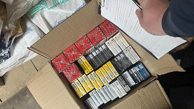 В Тюмени у предпринимателя на рынке полицейские изъяли нелегальные сигареты на 1,4 млн рублей