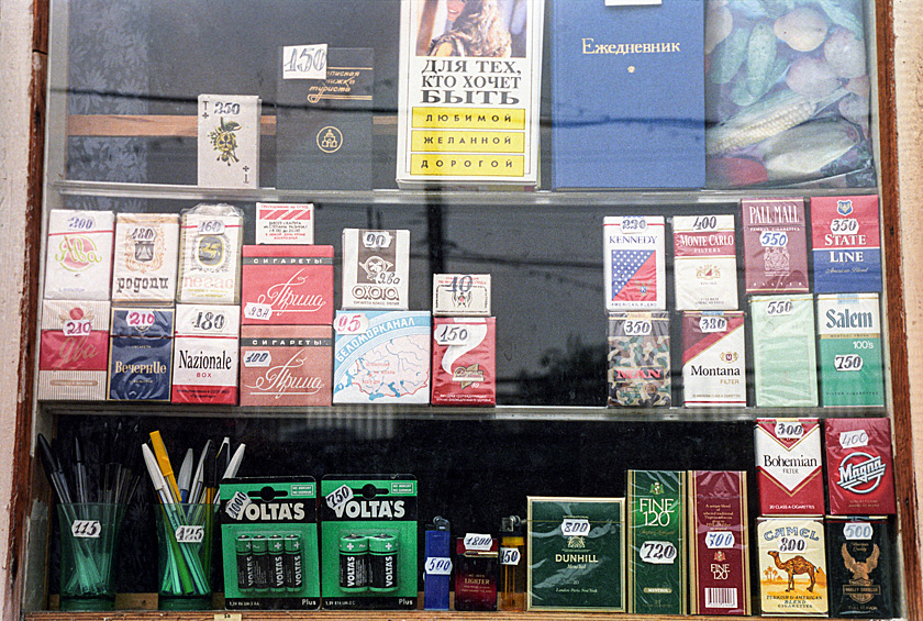 Ларьки и торговые палатки стремительно захватывали улицы городов. Самым ходовым товаром были импортные сигареты и алкоголь. Витрина коммерческого табачного киоска на Комсомольском проспекте в Москве, 1993 год