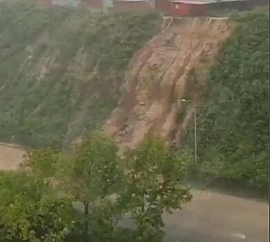 Проезд заблокирован: на одной из улиц Владивостока грунт сошел с сопки на проезжую часть