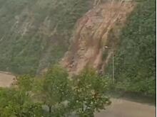 Проезд заблокирован: на одной из улиц Владивостока грунт сошел с сопки на проезжую часть