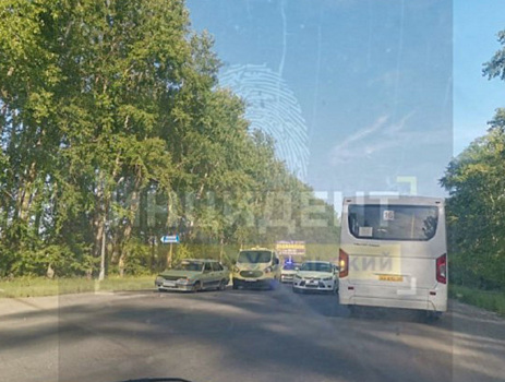 В Свердловской области машина с инкассаторами врезалась в ВАЗ, у которого отпало колесо
