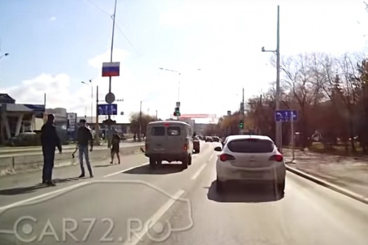 Размахивал топором, пытаясь ударить: разборки двух водителей на Ямской попали на видео