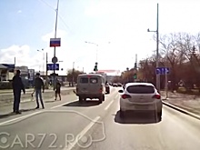 Размахивал топором, пытаясь ударить: разборки двух водителей на Ямской попали на видео