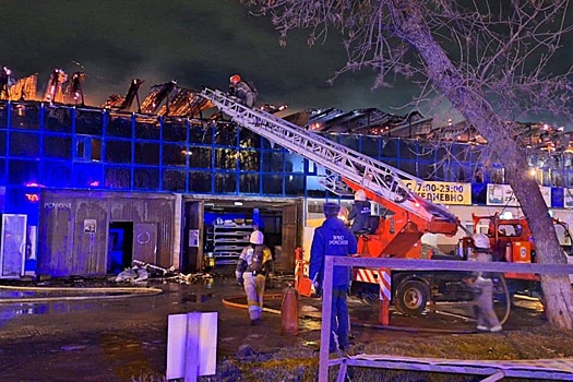В Краснодаре тушат крупный пожар в торговом комплексе