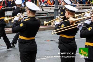 Цвет Победы: как Владивосток украсили к праздничному параду