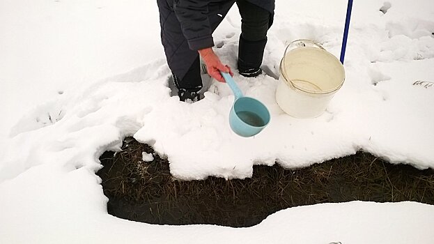          В котельничской деревне в мороз меняли 180 метров труб системы водоснабжения       