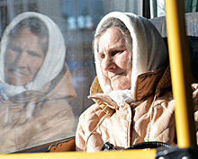 Омских старушек заподозрили в падениях в транспорте за деньги