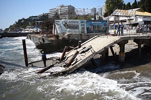На центральной набережной Алушты обрушился морской причал