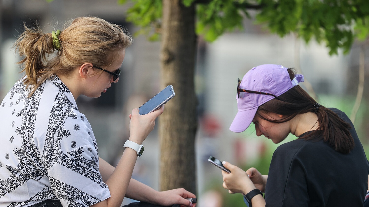 Эксперты связали глобальное снижение рождаемости с соцсетями и смартфонами