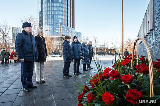 Свердловские VIP принесли цветы к памятнику Ельцина в его день рождения