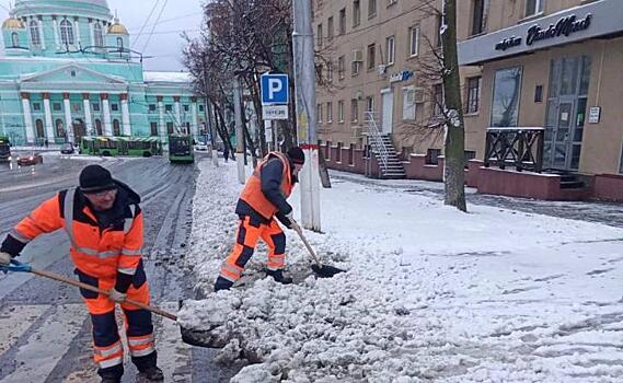 Курские коммунальщики убирают первый снег