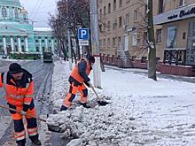 Курские коммунальщики убирают первый снег