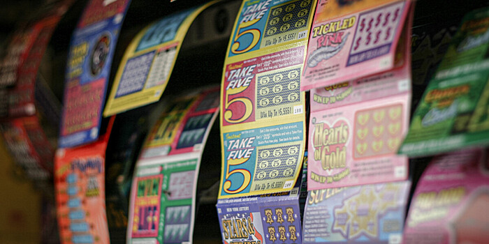 Отец и сын заработали на махинациях с лотерейными билетами более $20 млн