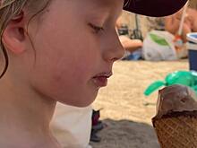 Саша Бортич показала стройную фигуру в микробикини: фото