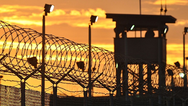 Журналист Херш опубликовал статью-разоблачение о средневековых пытках в Гуантанамо