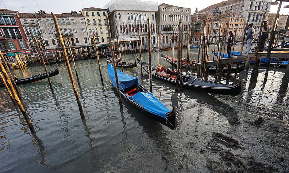 В Венеции упал уровень воды в каналах из-за отсутствия осадков