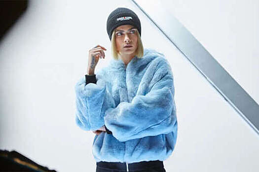 Кара Делевинь показала первые образы из капсульной коллекции для бренда Karl Lagerfeld