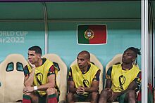 Фото: грустный Роналду наблюдает за игрой сборной Португалии со скамейки запасных