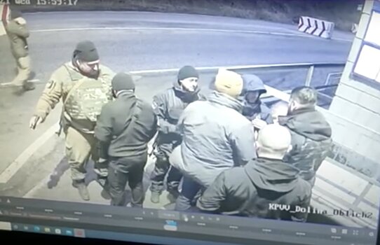 Замглавы МВД Украины устроил скандал на границе с Донбассом