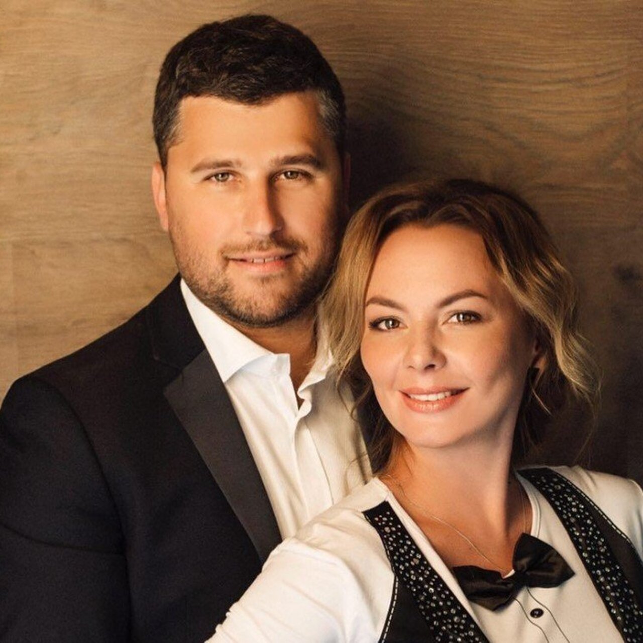 мастурбация жасайды және көзін айналдырады