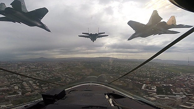 Авиапарад в Армении: в небо поднялись 20 самолетов и вертолетов