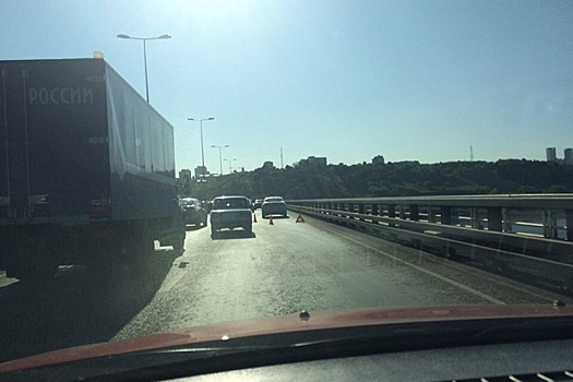 Огромная пробка растянулась по метромосту из-за ДТП