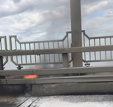 В Костроме загорелся единственный мост через Волгу