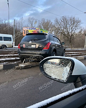 В Курске на Кировском мосту иномарка вылетела на трамвайные пути