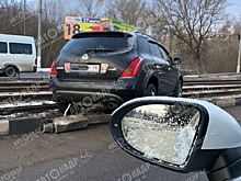 В Курске на Кировском мосту иномарка вылетела на трамвайные пути