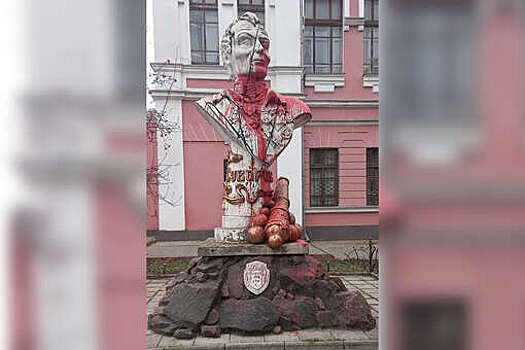 В Николаеве памятник Суворову облили красной краской