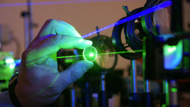 Создан рекордно мощный однокристальный инфракрасный лазер