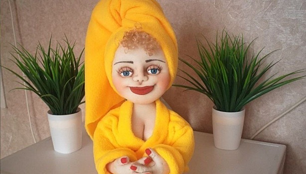 В Свердловской области пенсионерка мастерит кукол, невероятно похожих на конкретных людей