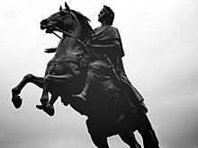 Петр I взялся за лопату на Дворцовой площади